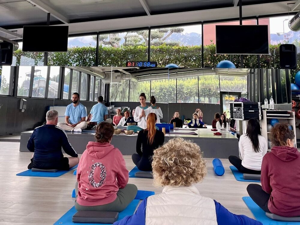 Sergi Colomer i Elisabeth del Río conduint un taller de meditació per a un grup