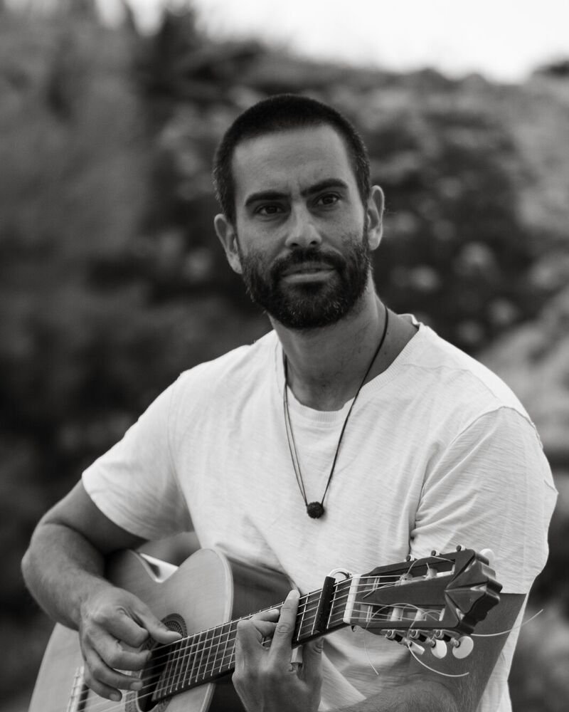 Retrat de Sergi Colomer amb una guitarra, en blanc i negre